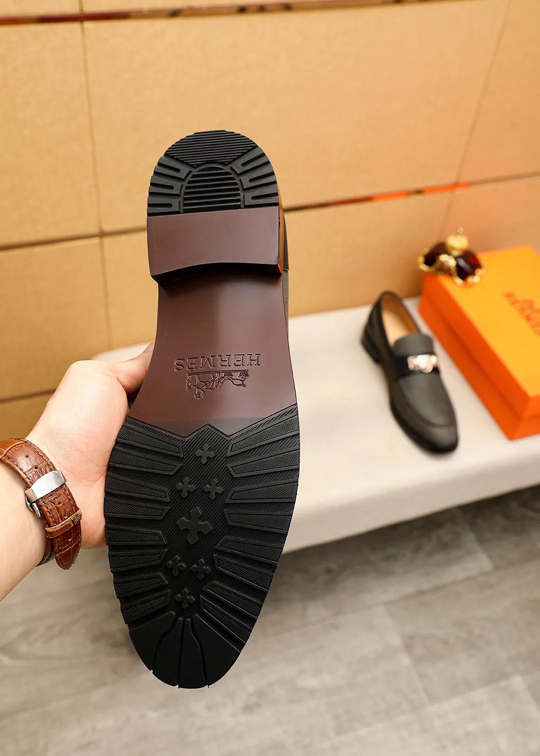 Men's shoes 💰442💐 Product trademark: HERMES "Hermès" casual leather shoes Regular size: 38-44 (45.46.47🉑️customized) Product materials: Selected imported fabric upper + classic hardware buckle, imported water-dyed 🐂 cowhide lining. Strong three-dimensional visual effect, combined outsole Color: 3⃣️colors available